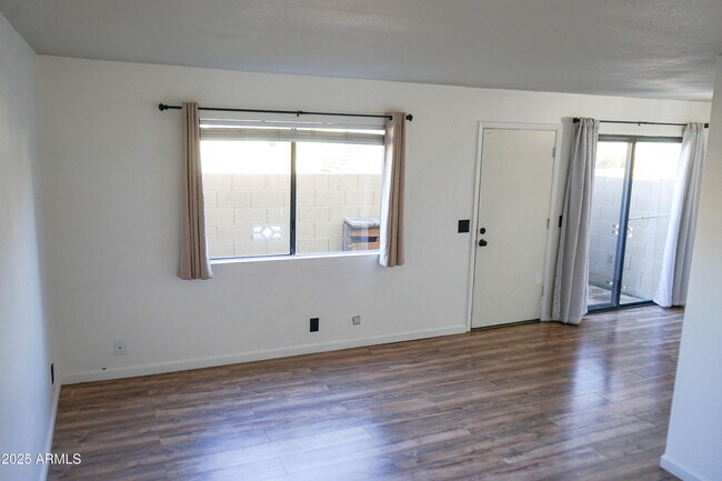 Building Photo - 1261 N 84th Pl