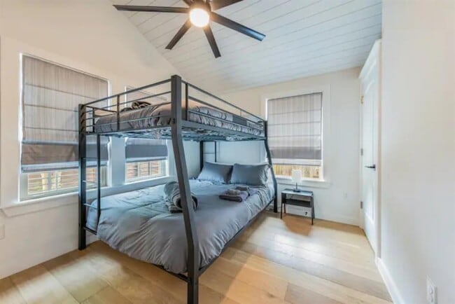 Building Photo - 2319 Santa Rita St