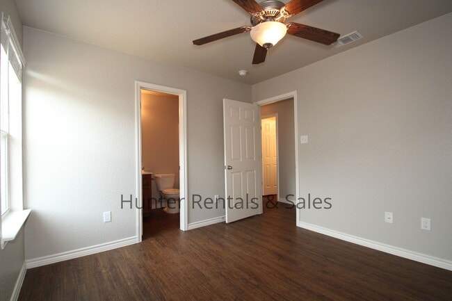 Building Photo - Luxury Duplex Close to Texas A&M-Central T...