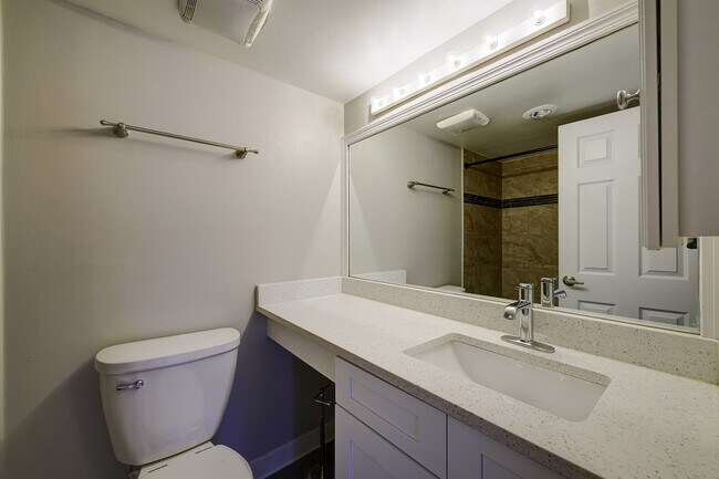 Building Photo - Two-level 2BR/2BA Condo with Balcony and Garage Parking