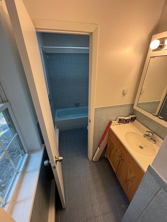 Building Photo - Beautifully remodeled 3 bedroom home in an...