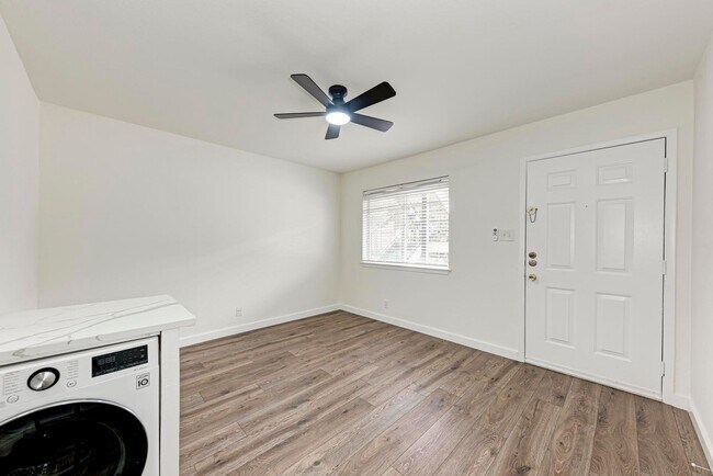 Building Photo - 2 month lease cute 1-1 blocks from campus and 1 block from UT shuttle