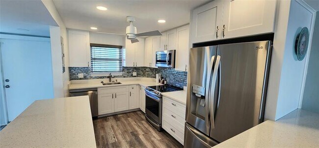 Building Photo - 299 N Riverside Dr