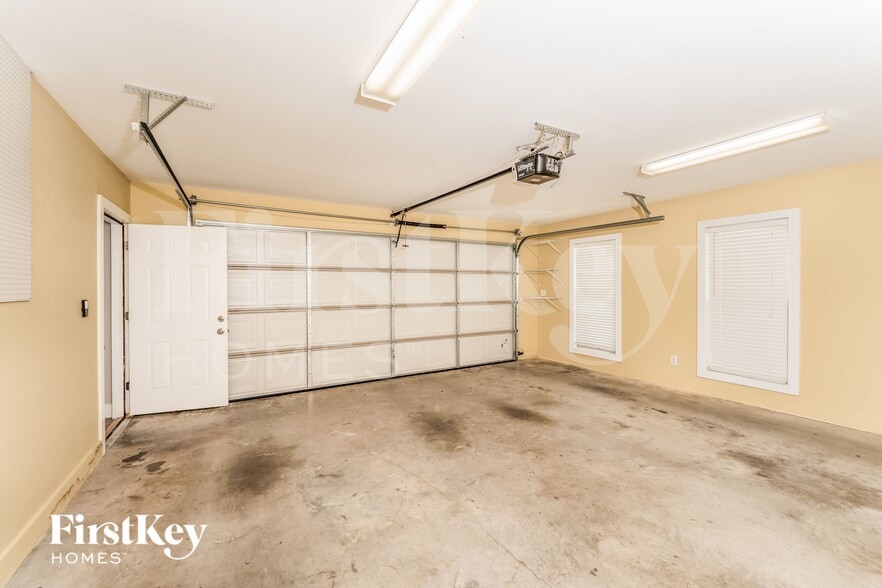 Building Photo - 15 Field Ln