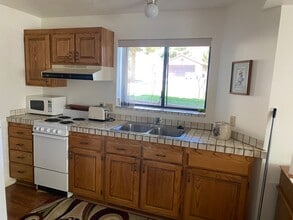 Building Photo - Cozy 2 Bedroom Lower Apartment - Utilities...