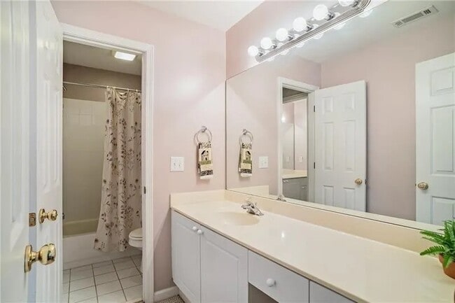 Building Photo - 3915 High Gables E