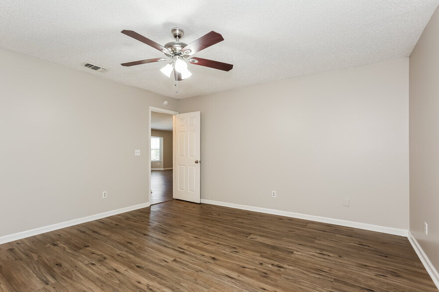 Building Photo - 2423 Scanlon Dr