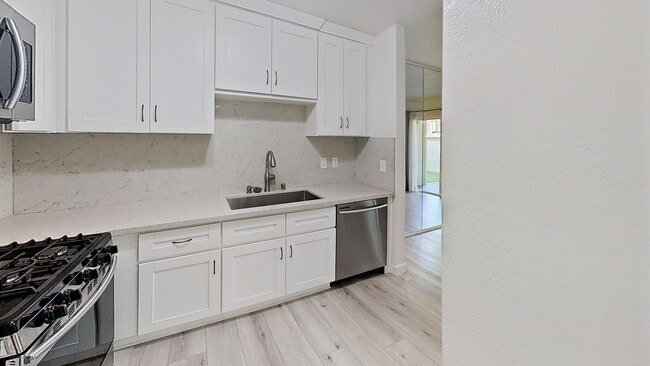 Building Photo - 3/Bedroom Townhouse In Woodland Hills!