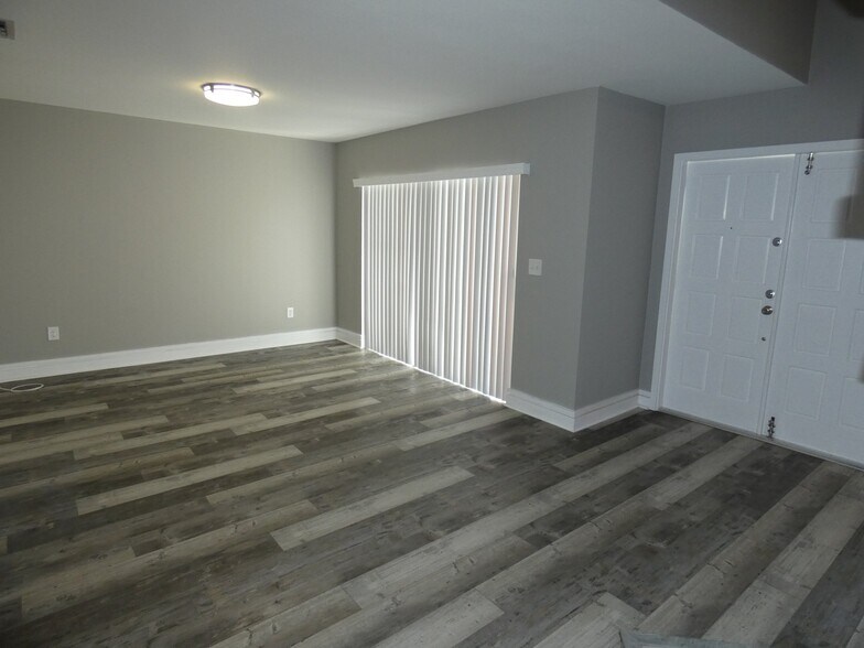 Building Photo - 14212 NE 4th Ave