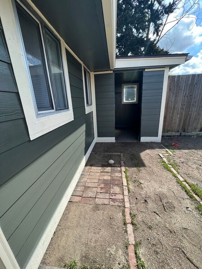 Building Photo - Parkland Duplex