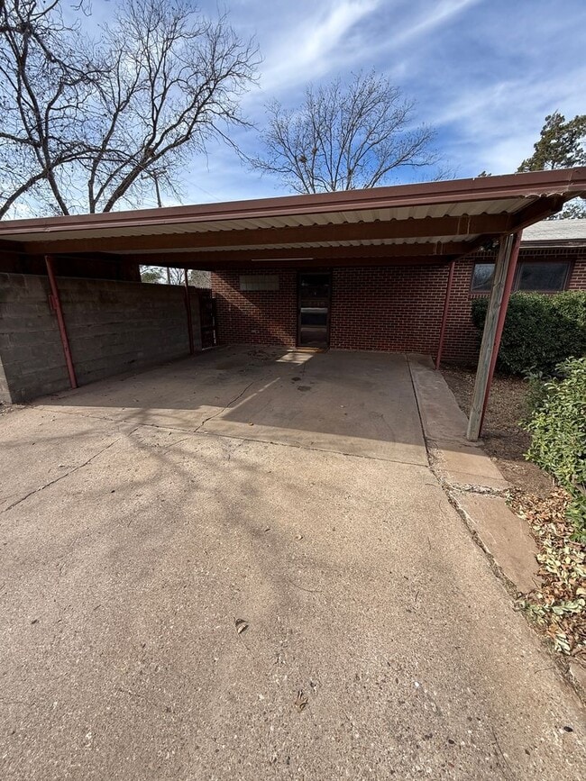 Building Photo - Available now! 4 bedroom 2 bath