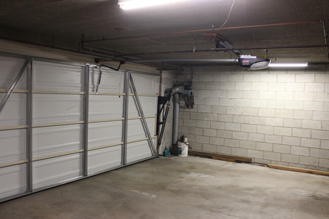 Private garage - 2824 Arizona Ave