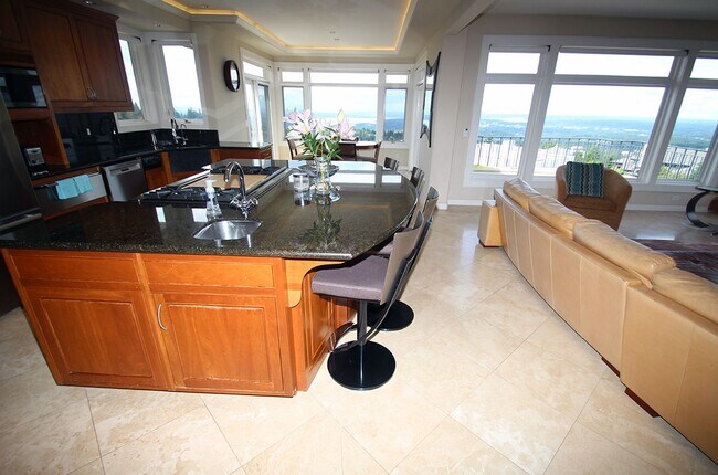 Building Photo - LUXURY 4 BEDROOM BELLEVUE HOME IN ‘THE SUMMIT’ W AMAZING VIEWS!