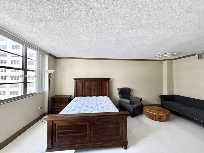 Building Photo - 999 Brickell Bay Dr