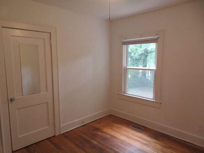 Building Photo - 815 Floral Ave