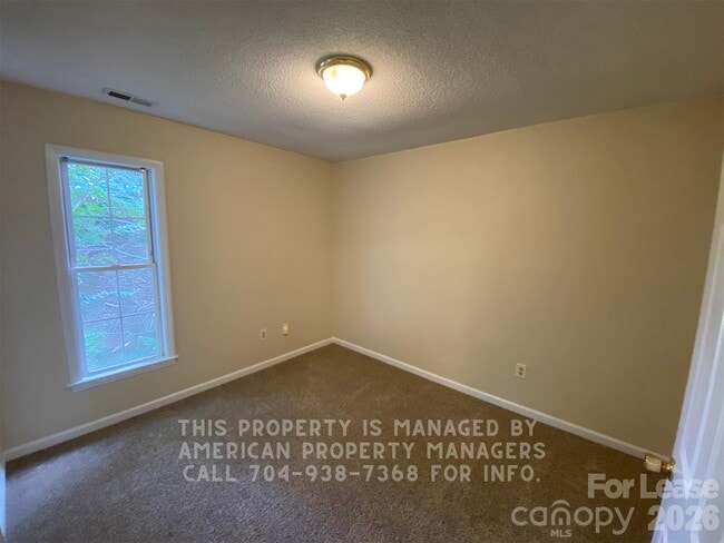 Building Photo - 1906 Ln St