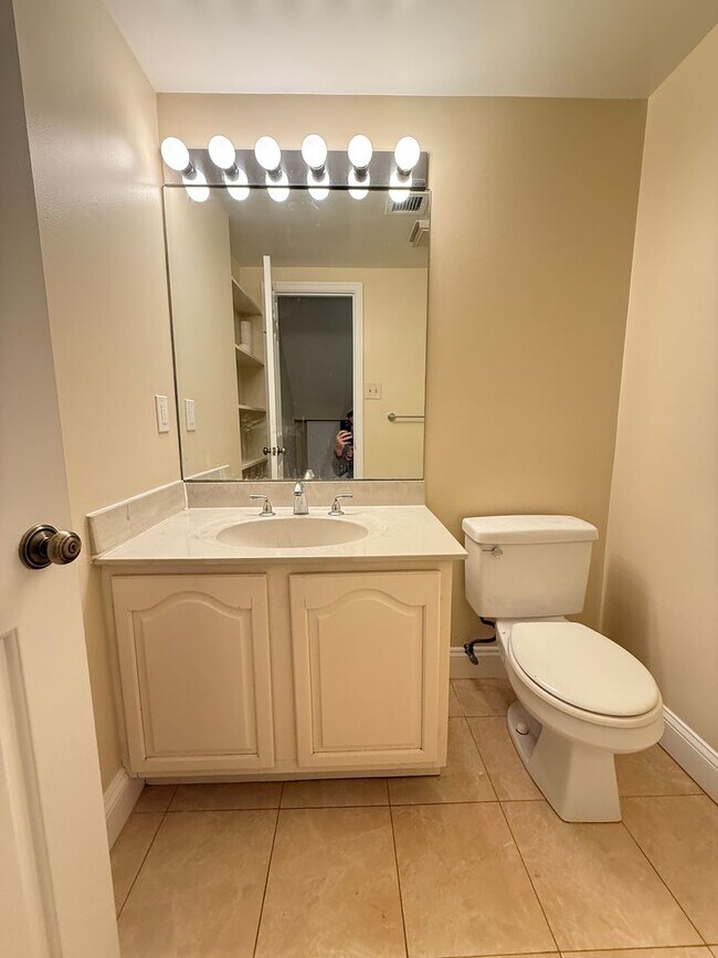 Building Photo - 2 Level, 2 Bedroom Hidden Gem in Dupont!