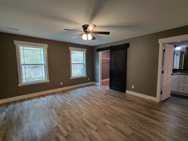 Building Photo - Beautiful home close to post