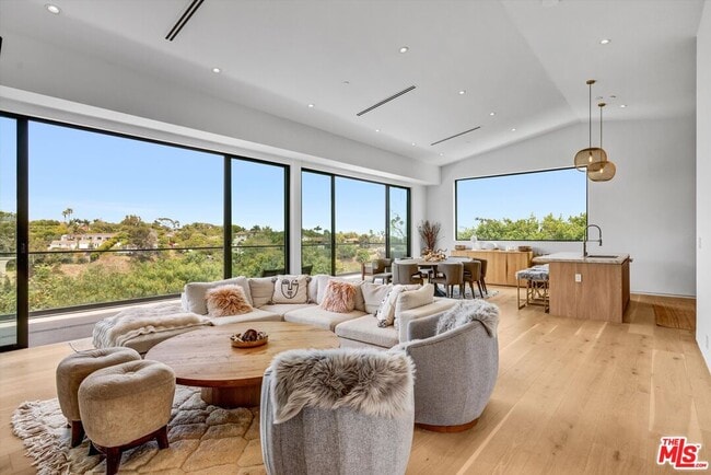 Building Photo - 6656 Dume Dr