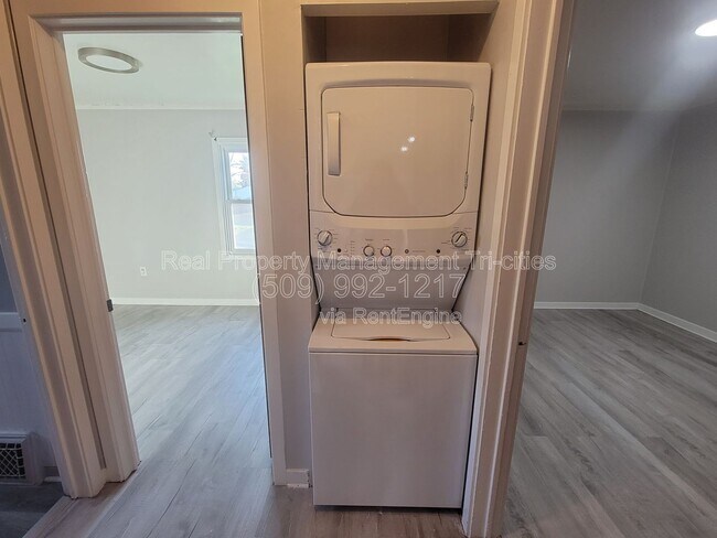 Building Photo - 400/402 Barth Ave