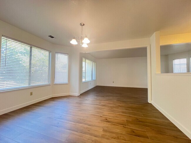 Building Photo - 1342 Kingswood Dr