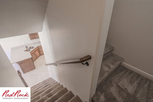Building Photo - Lovely townhome with Community Pool!