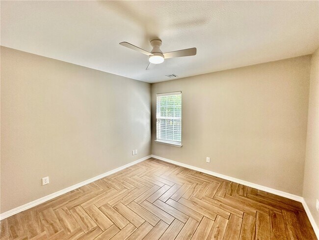 Building Photo - 6 Roessler Ln