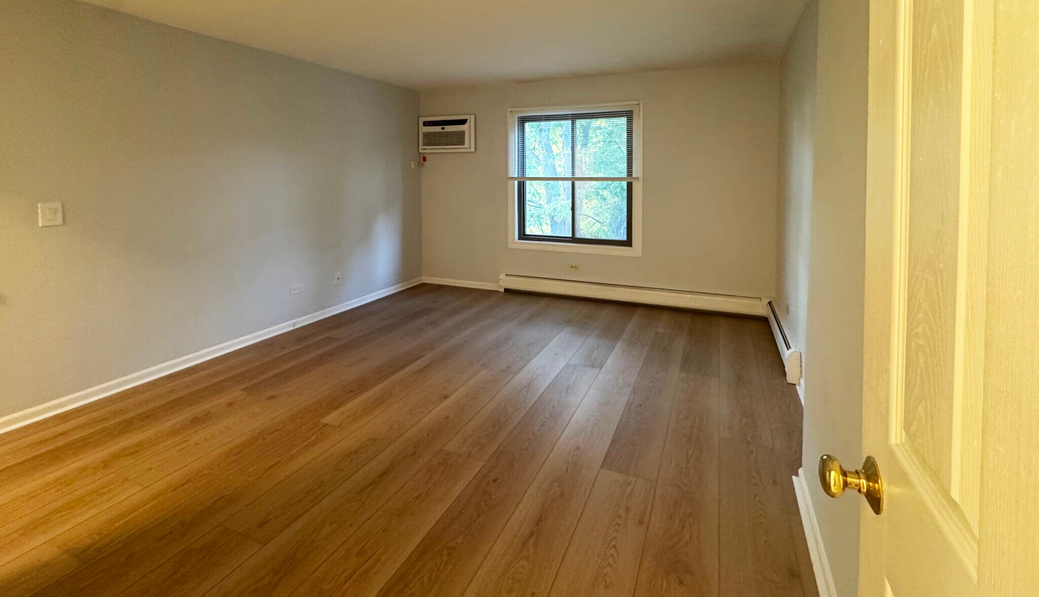 Building Photo - 995 S Ct of Shorewood