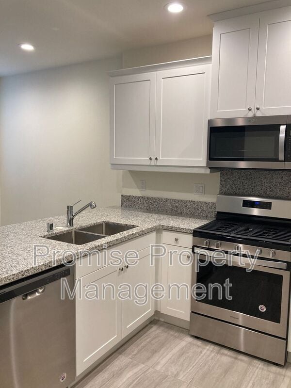 Building Photo - 4140 Sitio Cielo