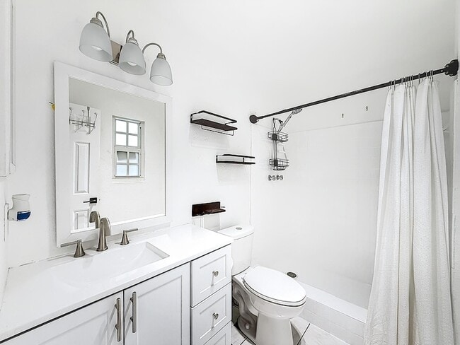 Building Photo - 305 SE 11th Ave