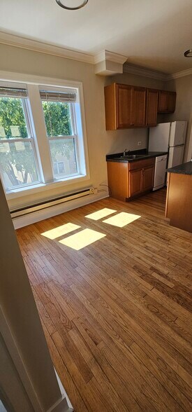 Building Photo - 3824 N Greenview Ave