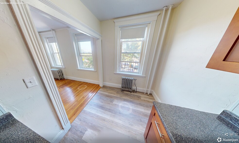 Building Photo - 425 Park Dr