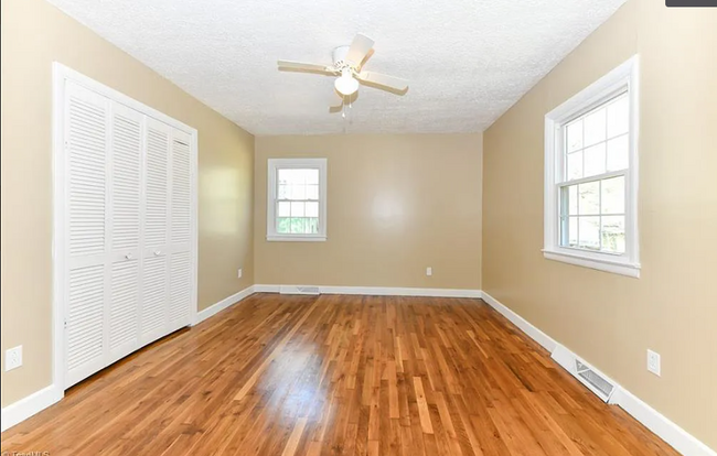 Master bedroom - 121 Park Dr