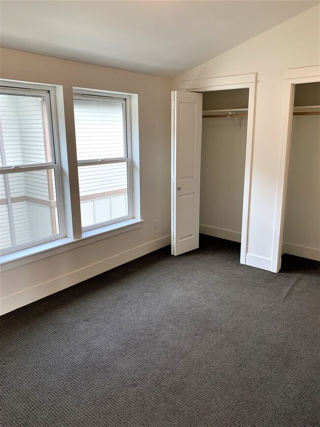 Building Photo - Gorgeous Townhouse in Green-Lake Community