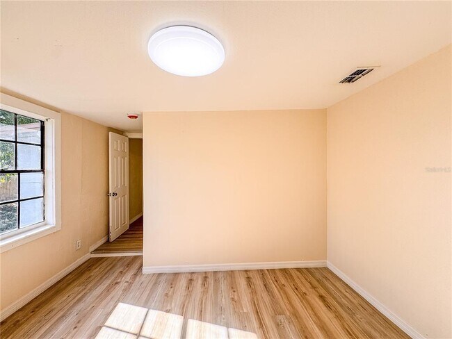 Building Photo - 2017 Hemlock St