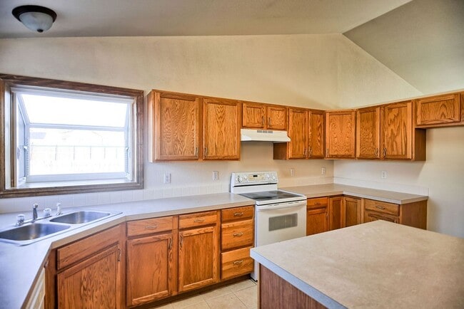 Building Photo - Charming 3 Bedroom Across from Playground & Large Fenced Yard
