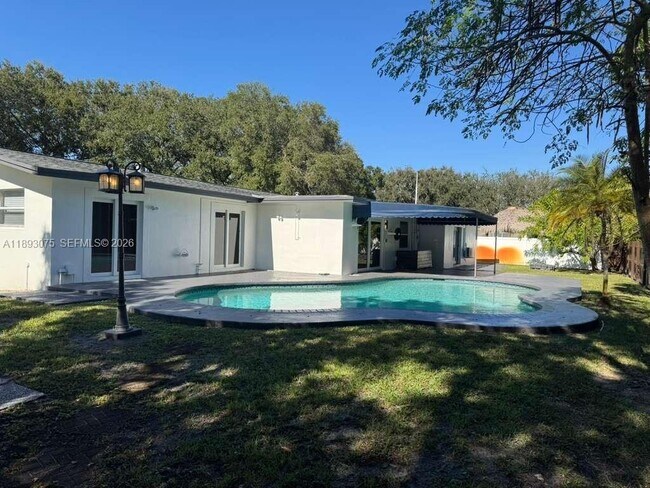 Building Photo - 740 Beachwood Ln