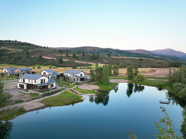 Building Photo - 425 Mail Cabin Dr