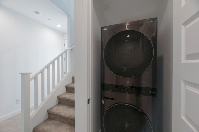 Building Photo - Like Brand New Luxurious Modern 3 Bedroom ...