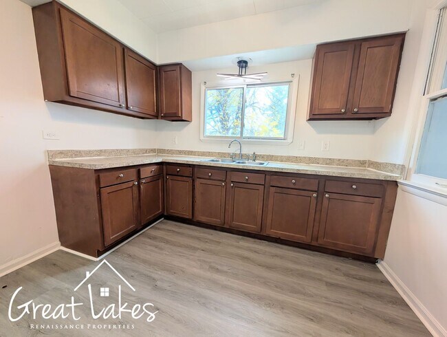 Building Photo - Stunning 3 Bedroom 1 Bathroom now availabl...
