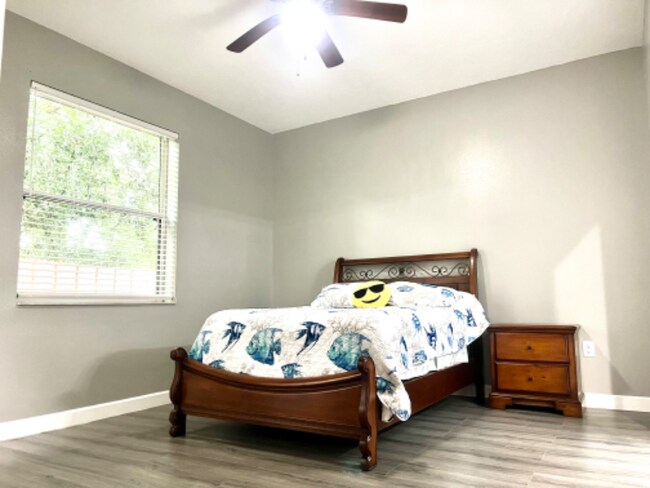 Building Photo - 6408 Sleepy Hollow Dr
