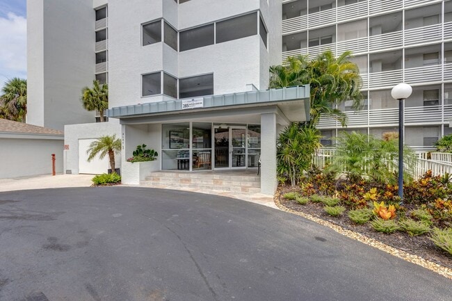 Building Photo - ** NAPLES COVE @ BAY FOREST ** 2 BED / 2 B...
