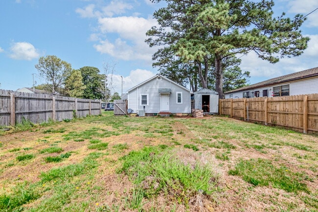 Building Photo - CHARMING 3 BEDROOM 1 BATH NEAR LITTLE CREEK & SHORE DR