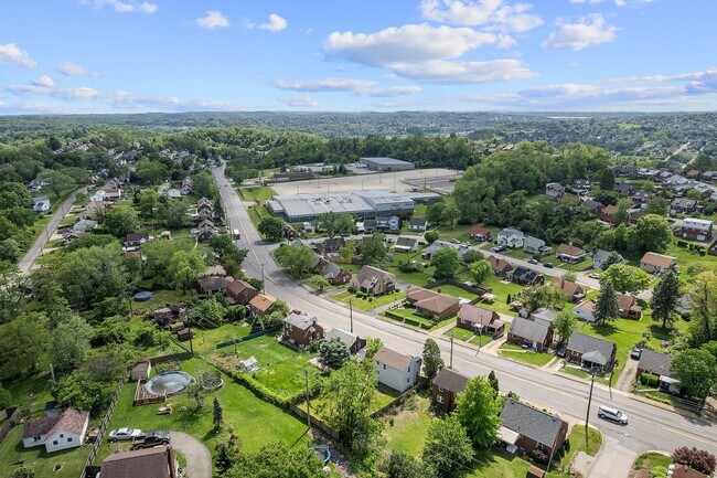 Building Photo - Charming 2 bedroom home in Versailles available August 1!