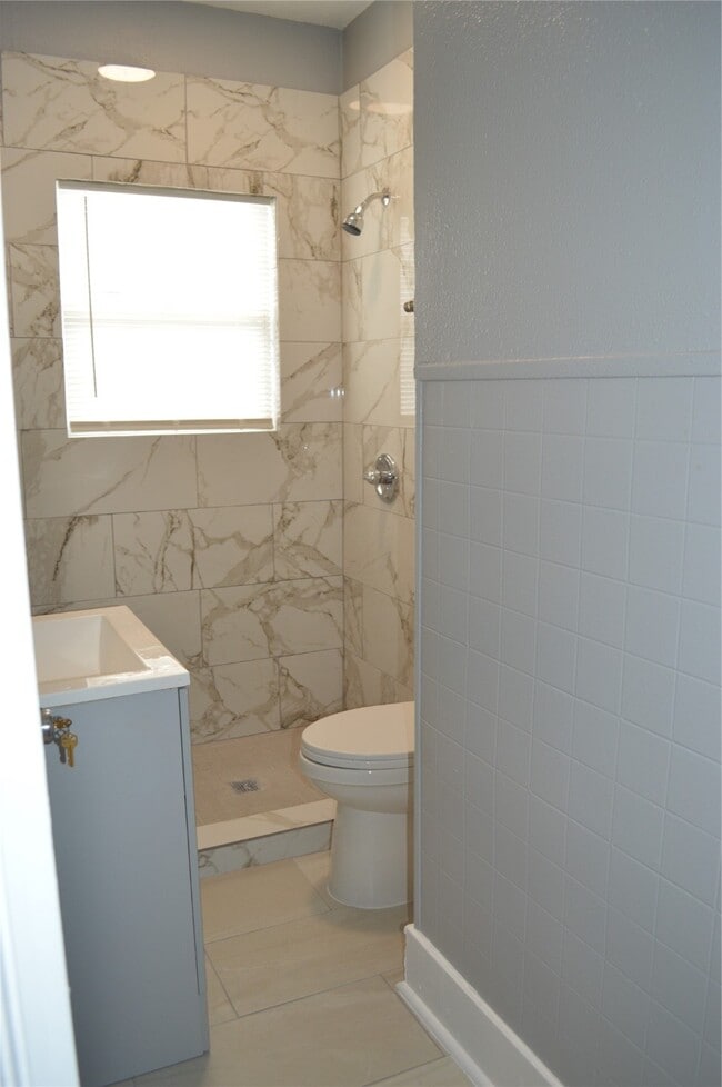 Building Photo - 303 Vincent St