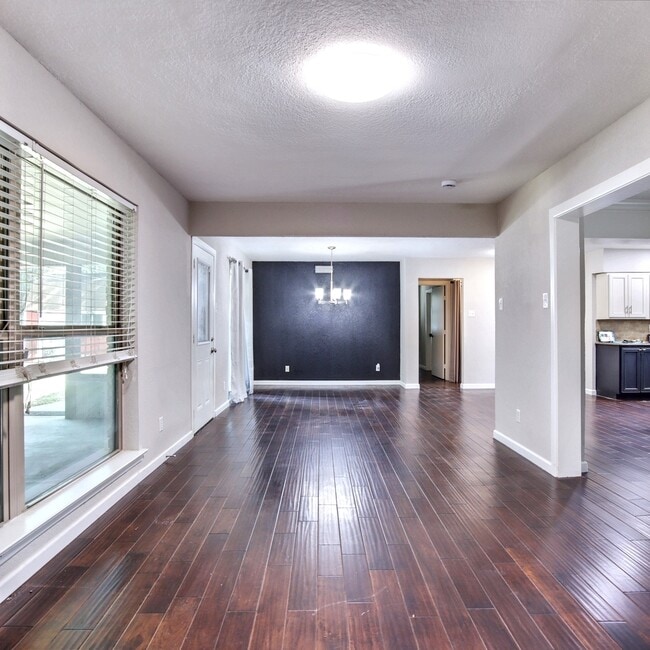 Building Photo - 1520 Sunnybrook Dr