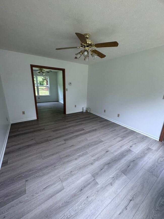 Building Photo - 5 Bd 2.5 Ba