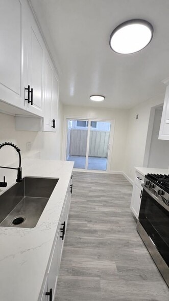 Building Photo - 1334 Engracia Ave