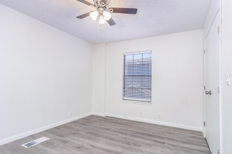 Building Photo - 3 Amanda