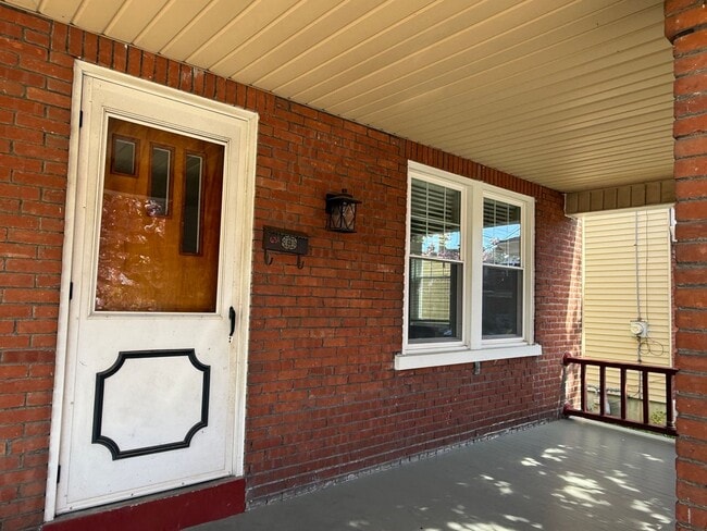 Building Photo - Newly Renovated 3-Bedroom, 1-Bathroom End-Row Townhome with Bonus Room & Backyard!